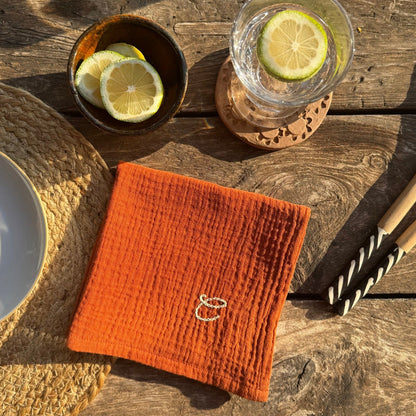 serviette de table brodée initiale en gaze de coton terracotta dimensions 35 x 35 cm 