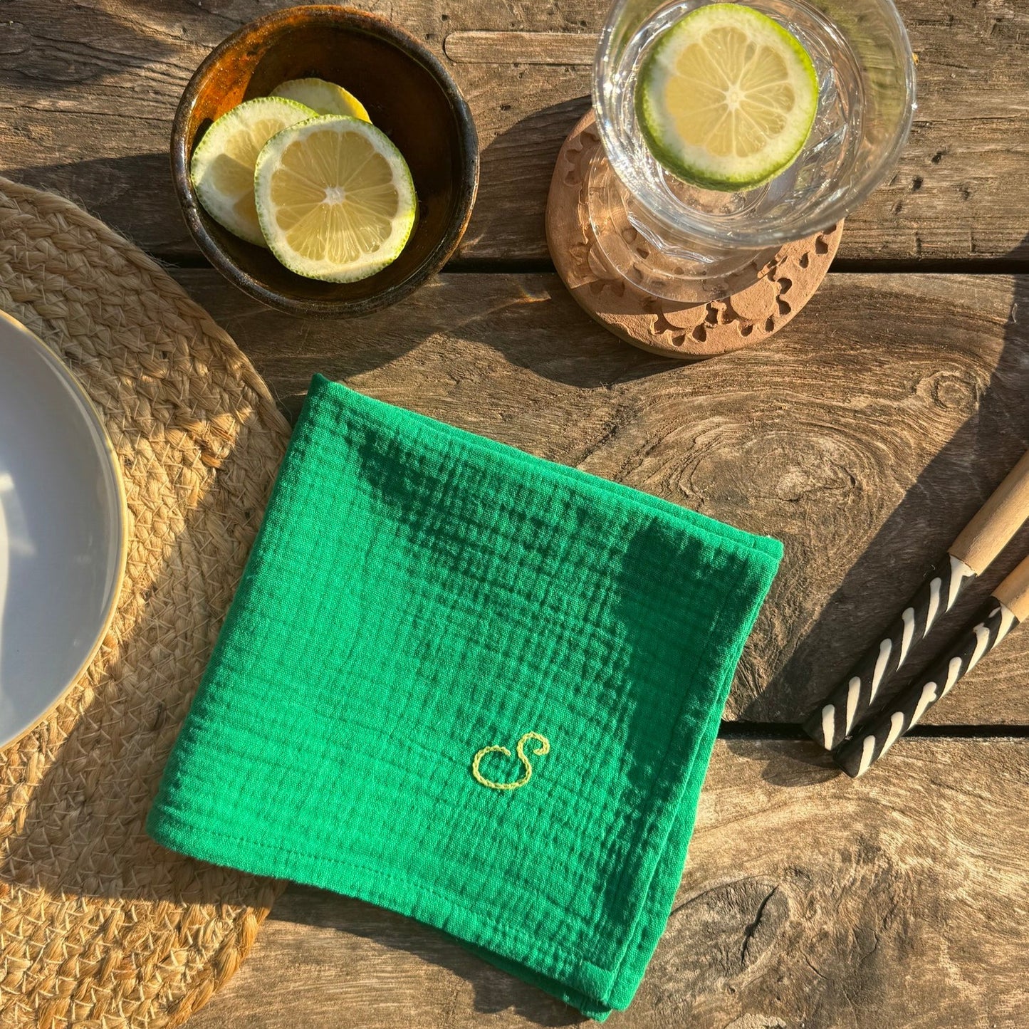 serviette verte gaze de coton initiale brodée made in France idée décoration de table 