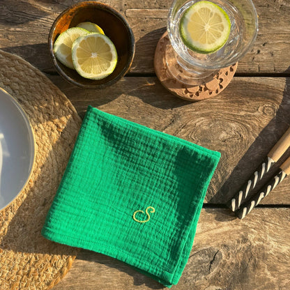 serviette verte gaze de coton initiale brodée made in France idée décoration de table 