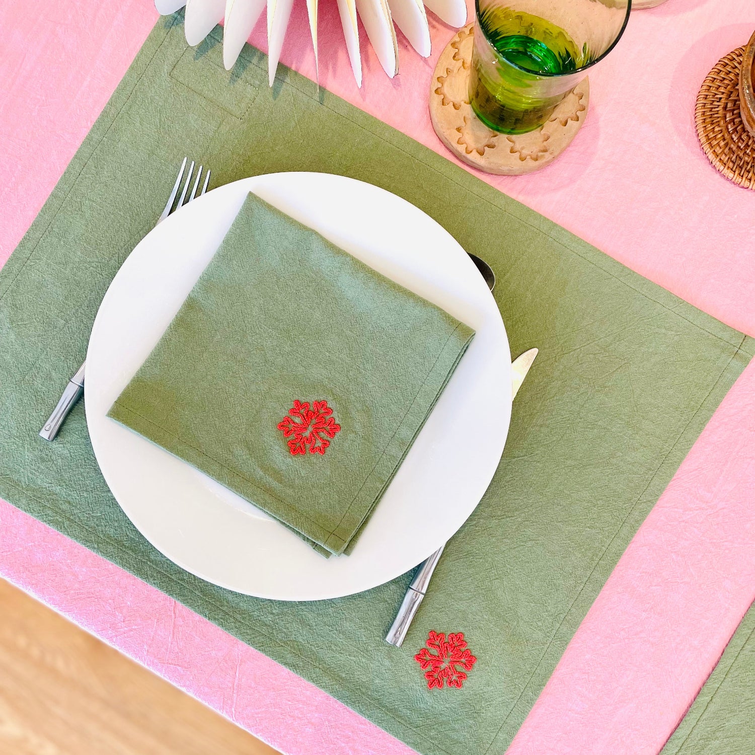 serviette et set de table de noel motif flocon de neige pour un decor de table festif et harmonieux