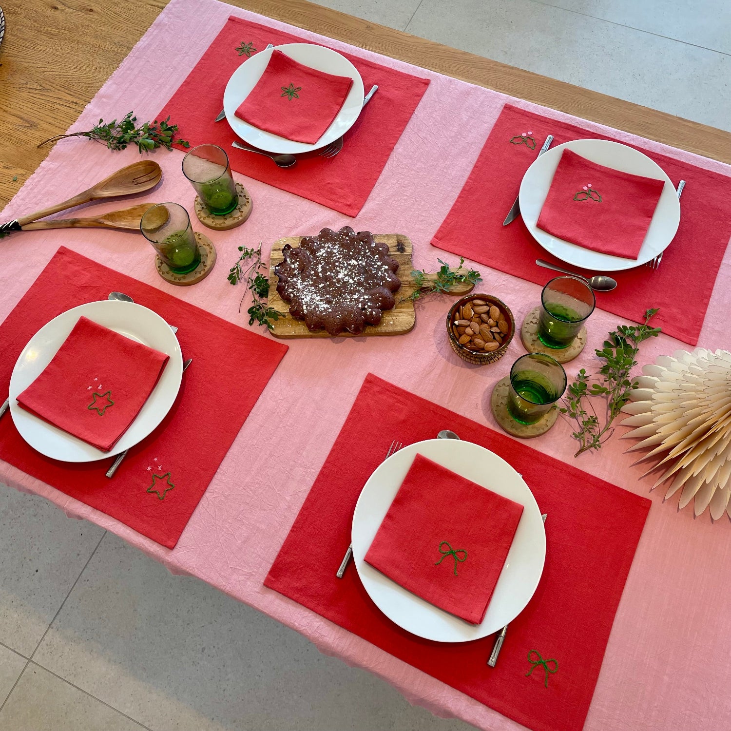décor de table de noël avec sets de table et serviettes de table brodés main atelier savane paris 
