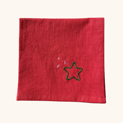 Serviette de table 35×35 cm brodée main motif étoile – linge de table artisanal et festif Savane Paris, confectionné en France, édition limitée de Noël. Couleur rouge. 