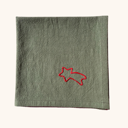 Serviette de table 35×35 cm brodée main motif étoile filante – linge de table artisanal et festif Savane Paris, confectionné en France, édition limitée de Noël. Couleur vert. 