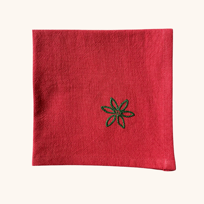 Serviette de table 35×35 cm brodée main motif feuillage d'hiver – linge de table artisanal et festif Savane Paris, confectionné en France, édition limitée de Noël. Couleur rouge. 