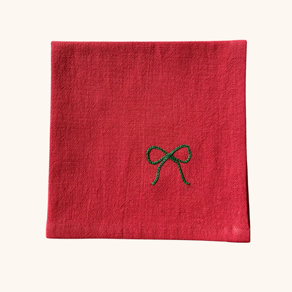 Serviette de table 35×35 cm brodée main motif nœud – linge de table artisanal et festif Savane Paris, confectionné en France, édition limitée de Noël. Couleur rouge. 