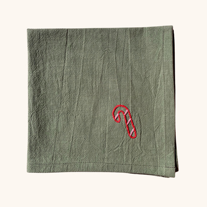 Serviette de table 35×35 cm brodée main motif sucre d'orge – linge de table artisanal et festif Savane Paris, confectionné en France, édition limitée de Noël. Couleur verte. 