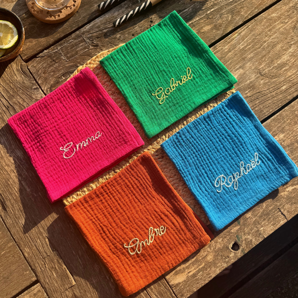 Serviettes de table personnalisées en gaze de coton colorée avec prénoms brodés à la main par Savane