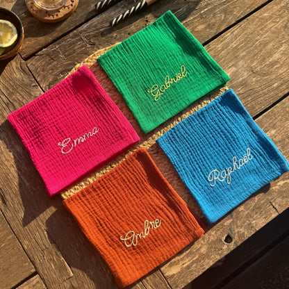 Serviettes de table personnalisées en gaze de coton colorée avec prénoms brodés à la main par Savane