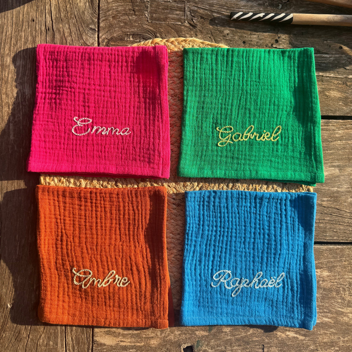 Lot de quatre serviettes de table en gaze de coton avec prénoms personnalisés brodés à la main au point de chaînette