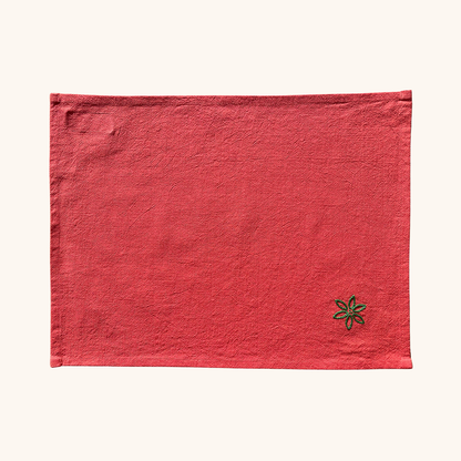 set de table en coton lavé collection de noël motif feuillage d'hiver broderie main atelier savane paris dimensions 35 x 45 cm couleur rouge