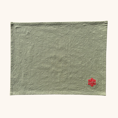 set de table de noël pour une table au décor festif motif flocon de neige brodé main dimensions 35 x 45 cm couleur vert 