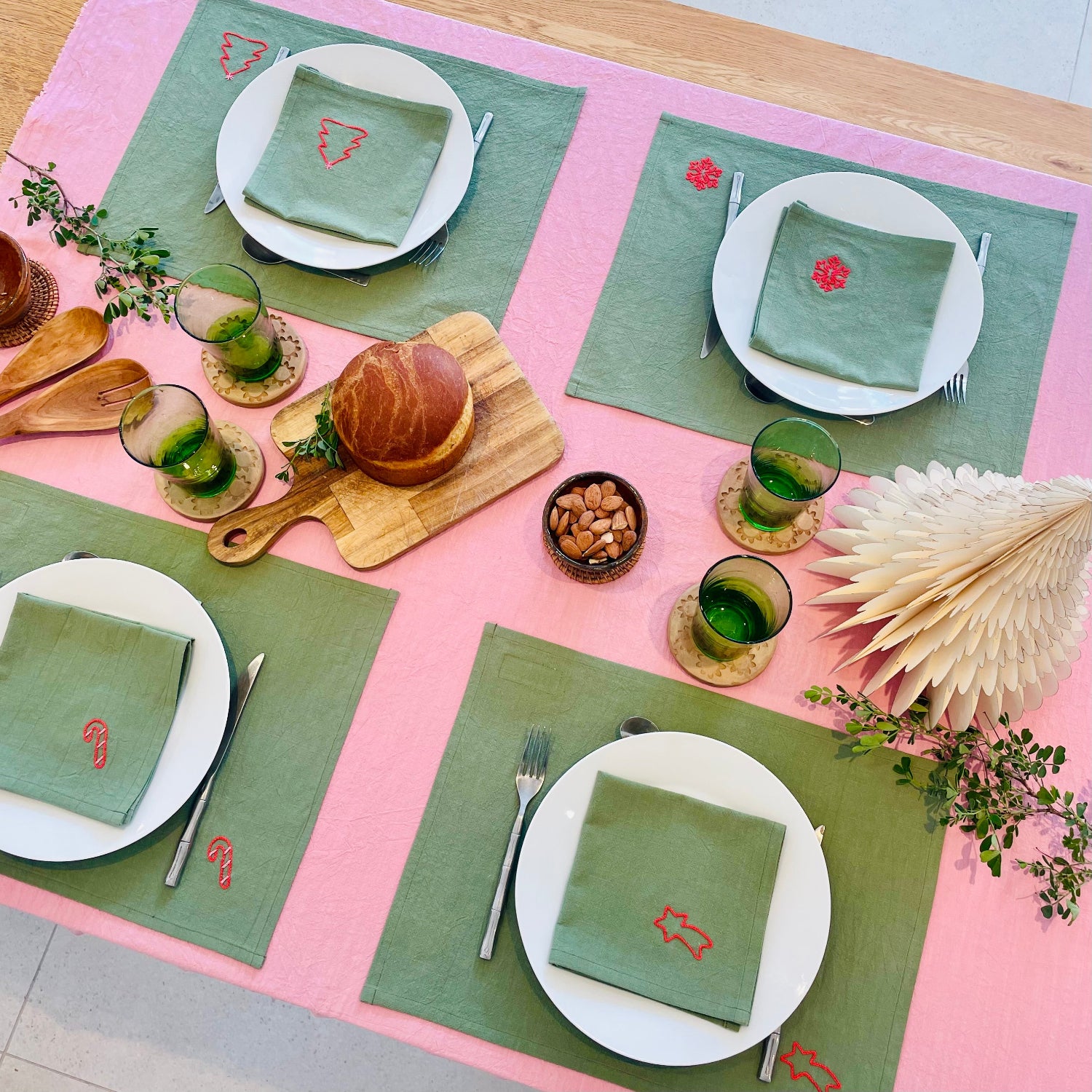 Set de table 45×35 cm brodé main motifs festifs flocon de neige, étoile filante, sapin de Noël, sucre d'orge – linge de table artisanal et festif Savane Paris, confectionné en France, édition limitée de Noël. Couleur vert. 