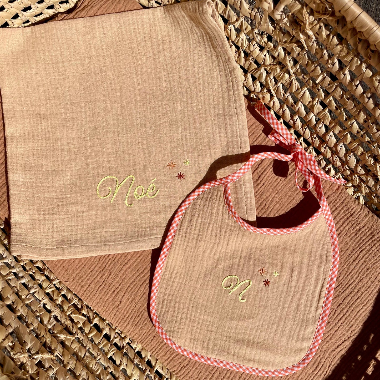 Trousseau de naissance Savane avec lange et bavoir brodés