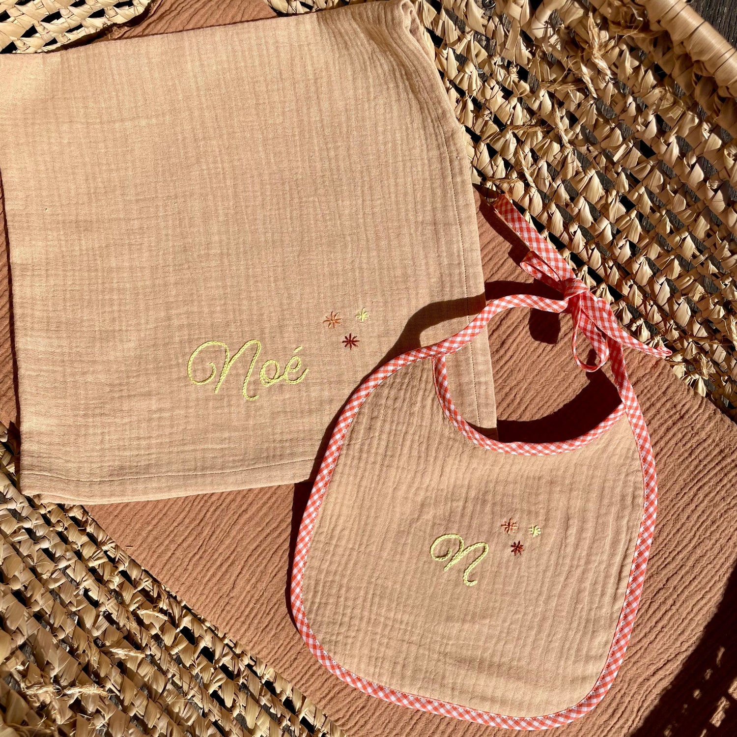 Trousseau de naissance Savane avec lange et bavoir brodés