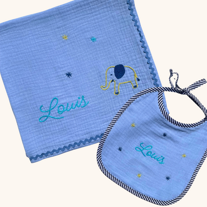 Trousseau de naissance avec lange et bavoir personnalisés au prénom Louis, brodés à la main par Savane.