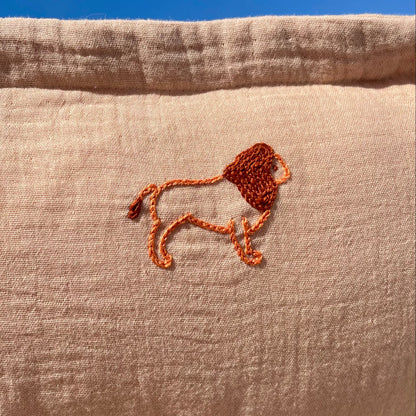 Motif lion brodé à la main sur coussin personnalisé Savane, pièce de trousseau de naissance en gaze de coton